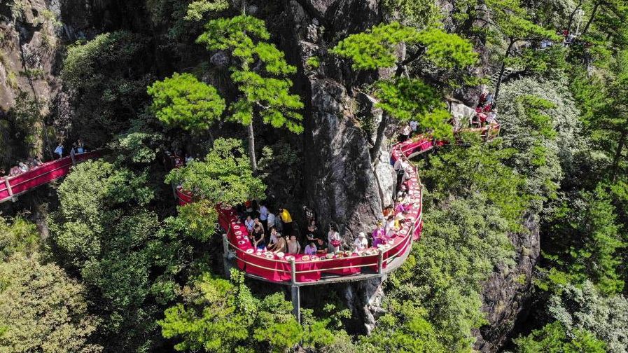 Цей ресторан вражає своїм розташуванням - фото 1