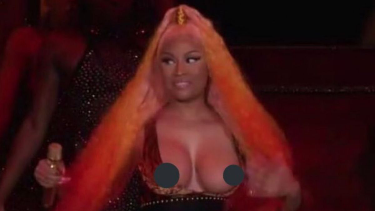 Нікі Мінаж випадково оголила груди під час концерту (18+)