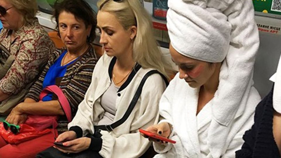 У метро Києва люди їздять у банних халатах