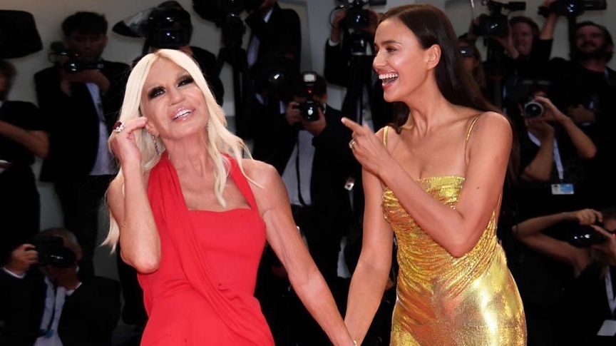 Версаче підібрала золоте плаття спеціально для Ірини - фото 1