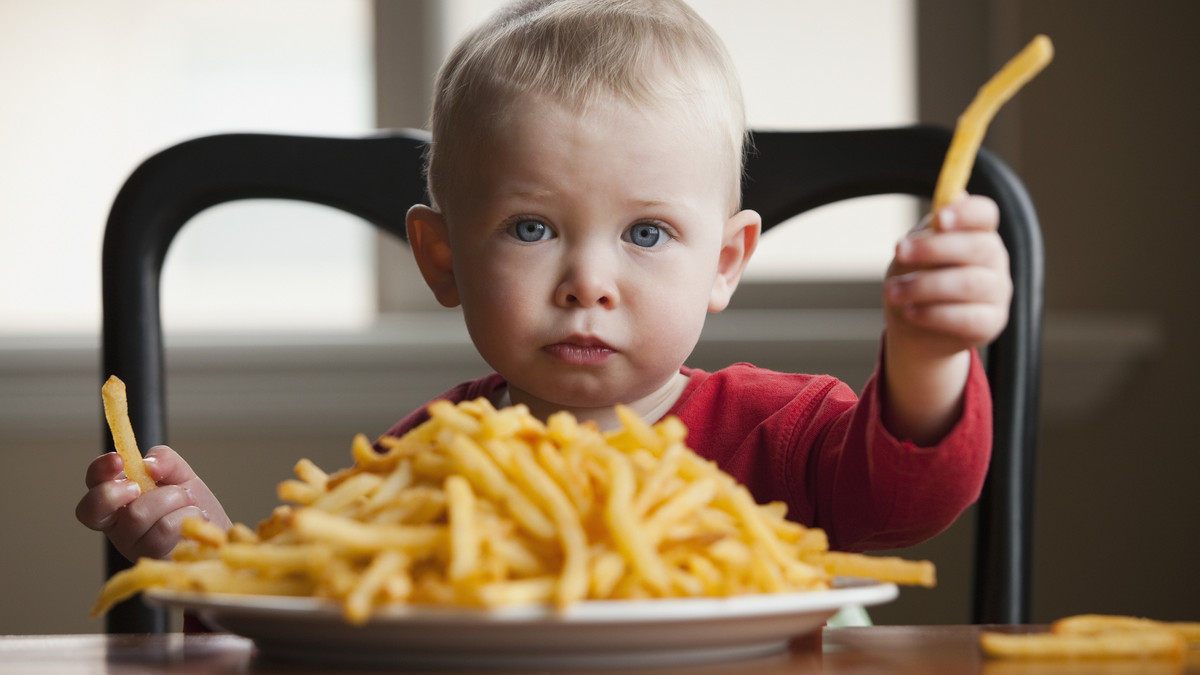 Ожиріння дітей може бути спровоковане надмірним прибиранням у домі - фото 1
