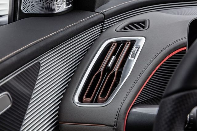 Mercedes-Benz представив електрокросовер EQ C - фото 274406