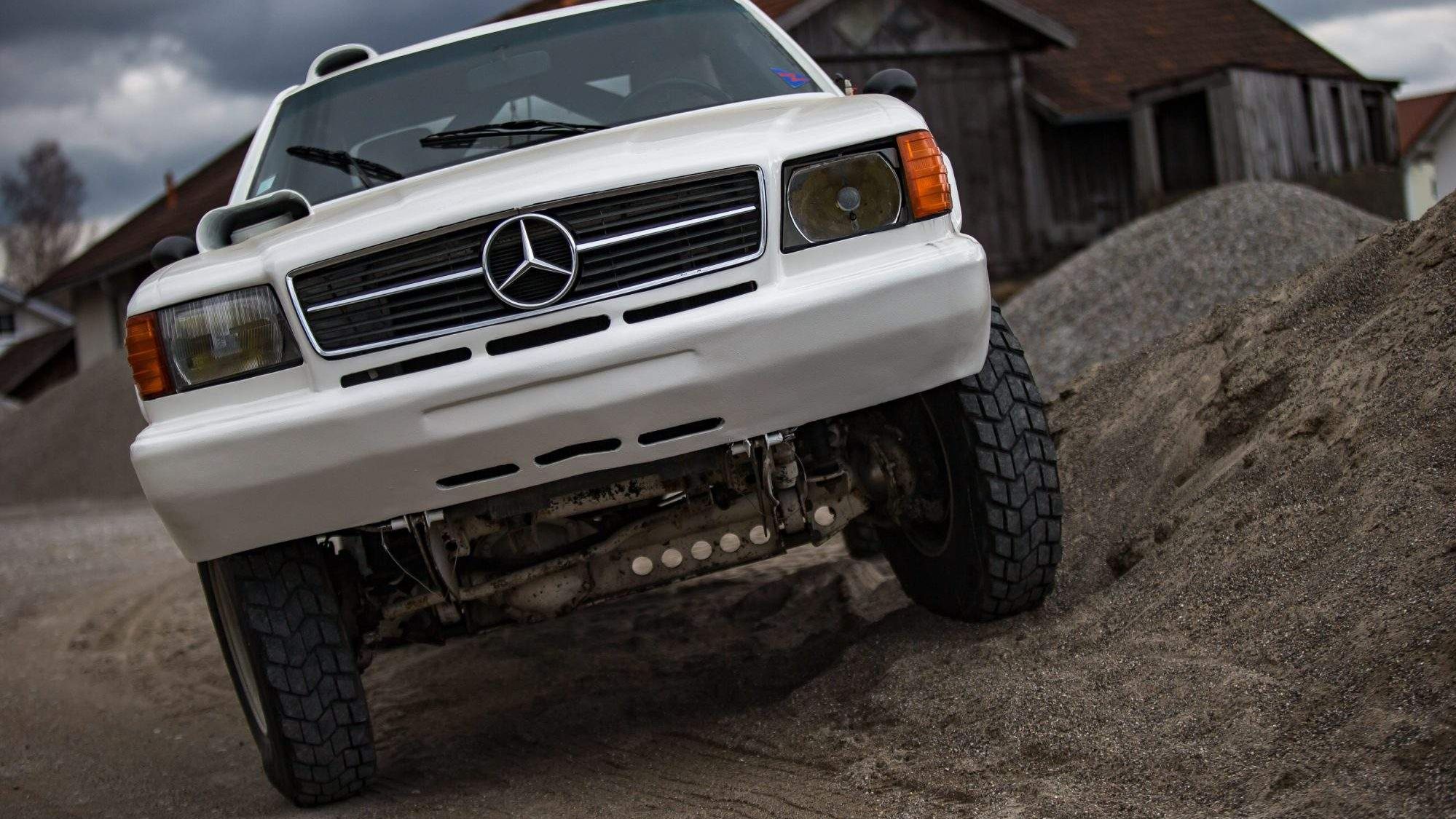У салоні Mercedes-Benz 560 SEC з'явилися спортивні ковші - фото 1