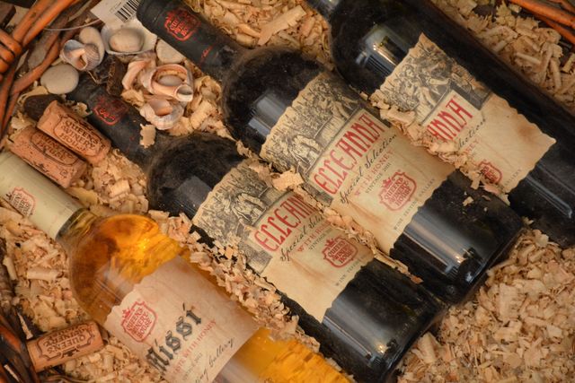 На дегустації гостям пропонують спробувати місцеве вино- фото 275162