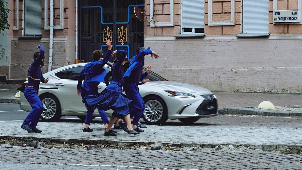 Lexus зняв яскраву рекламу в центрі Києва