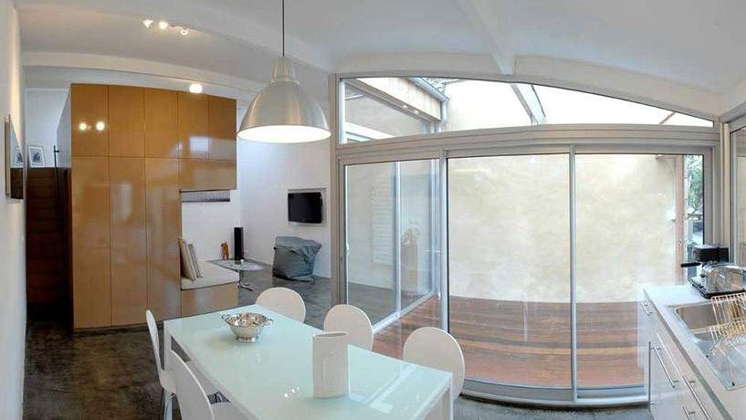 Француз зробив затишний будинок з простого гаража