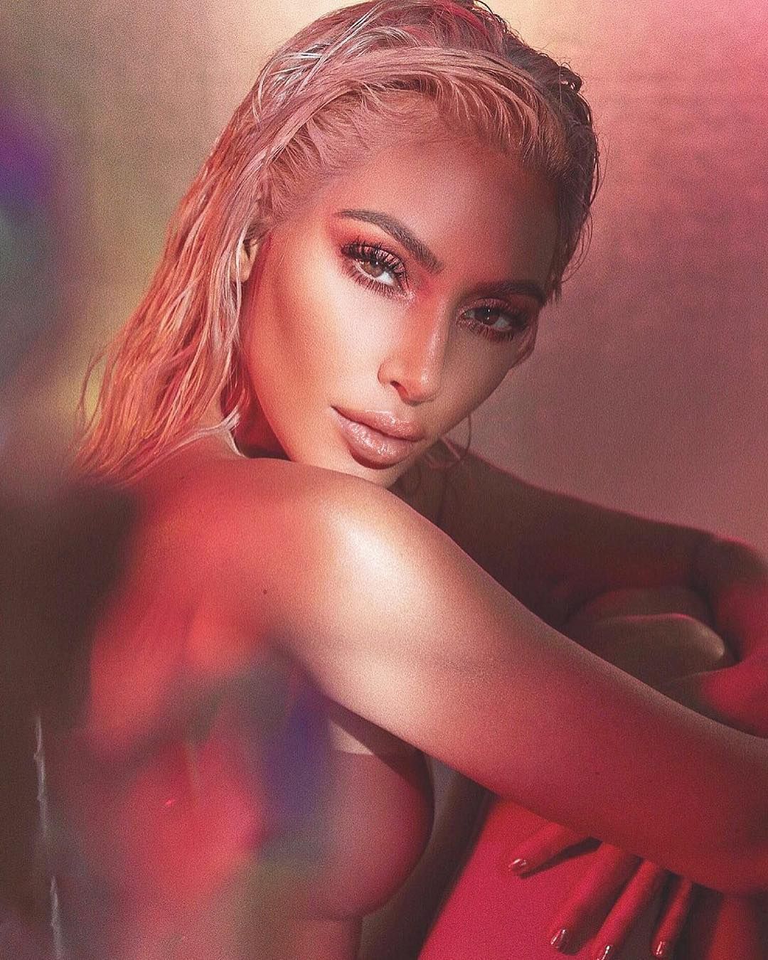 Кім Кардашян розбурхала Instagram своїм тілом