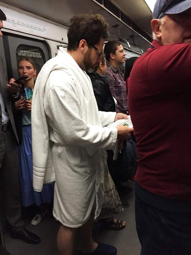 У метро Києва люди їздять у банних халатах- фото 276844