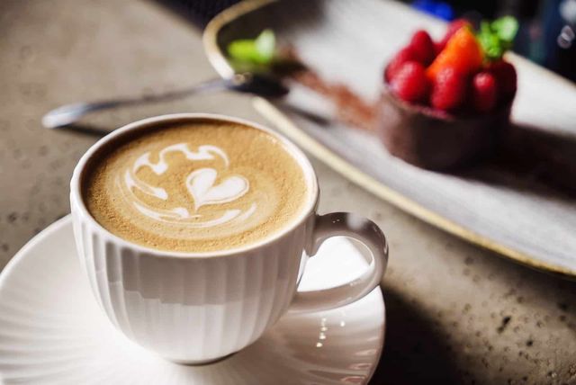 Не забудьте додати корицю до капучіно - фото 276101