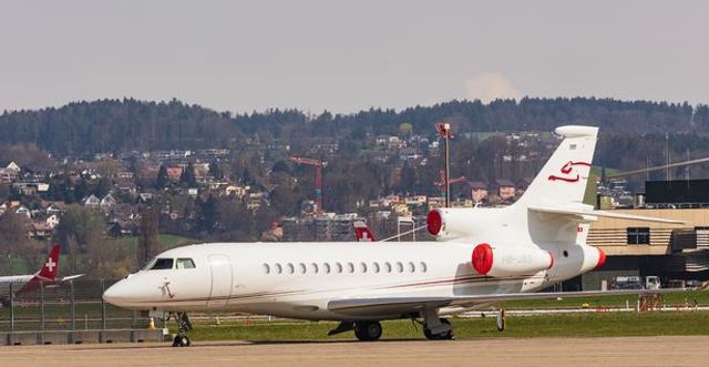 У літак принца Гаррі і Меган Маркл вдарила блискавка - фото 282298