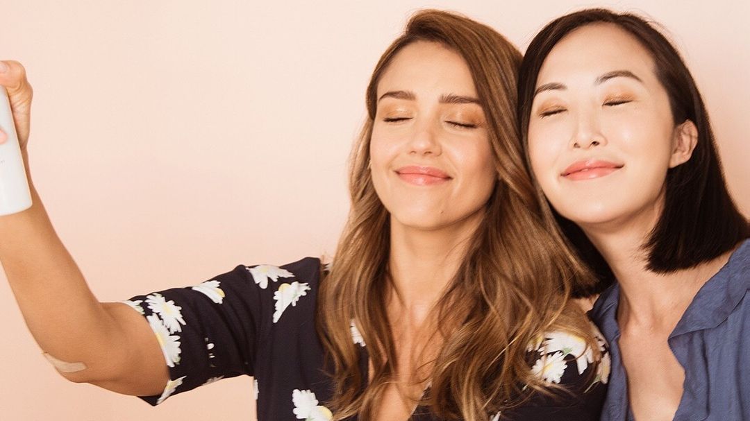 Джессіка Альба показала себе до і після макіяжу