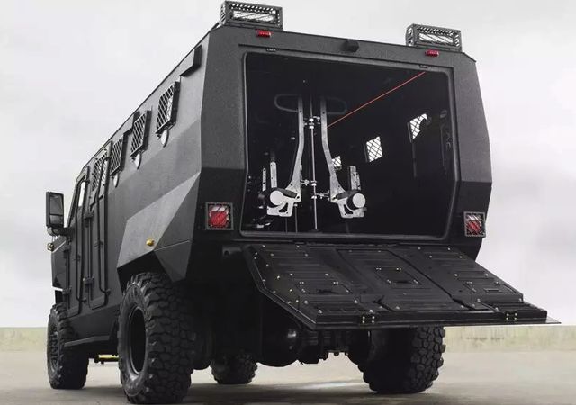 У Канаді побудували броньований автобус- фото 281014