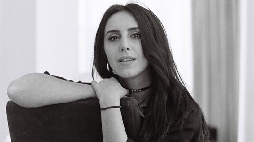 На обкладинці журналу Джамала з'явилася в лаконічній сукні - фото 1