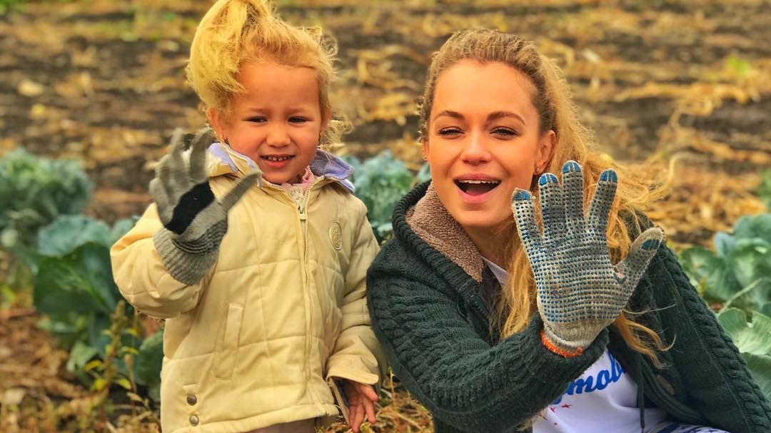 Артистка все частіше публікує знімки зі своєю дочкою - фото 1