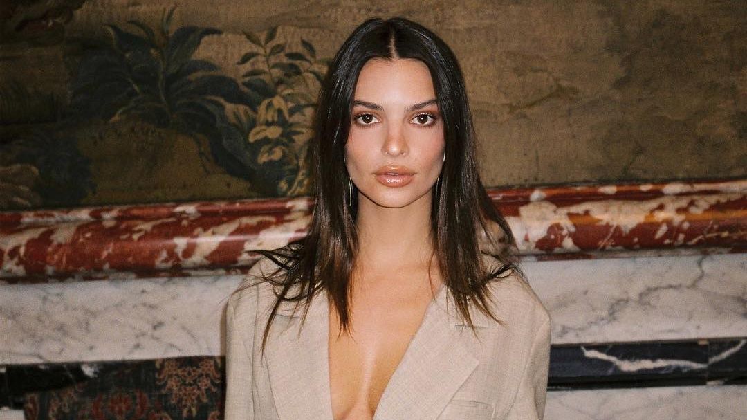 Емілі Ратажковскі показала пристрасний поцілунок з чоловіком