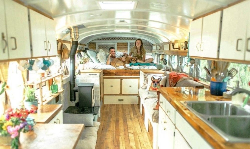 Тюремний автобус став чарівним домом на колесах: яскраві фото