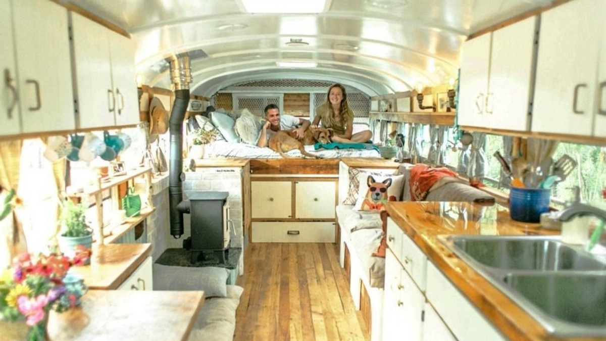 Пара перетворила старий автобус у дім - фото 1
