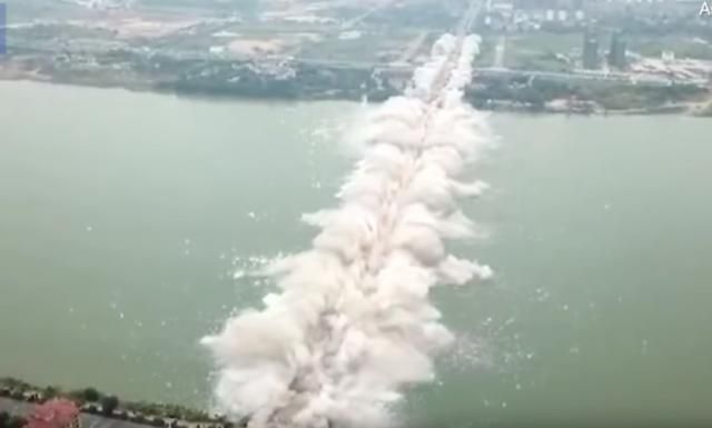 У Китаї підірвали довжелезний міст: відео