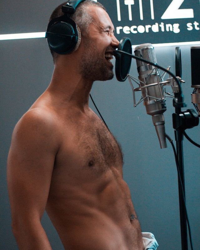 Сергій Бабкін оголився у студії - фото 283694