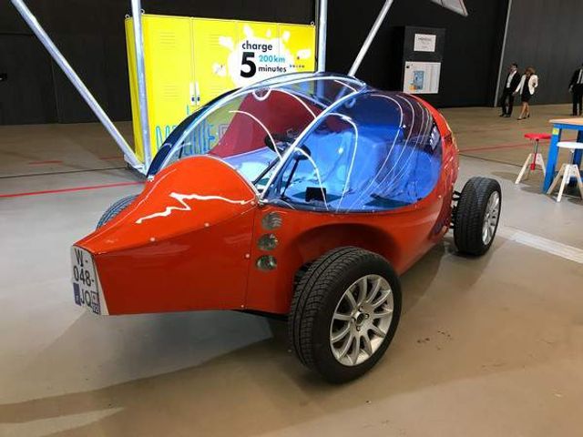 У Парижі презентували незвичайний електрокар-пляшку- фото 280469