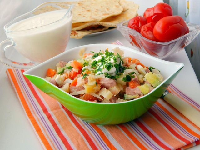 М'ясний салат з картоплею на вечерю - фото 283883