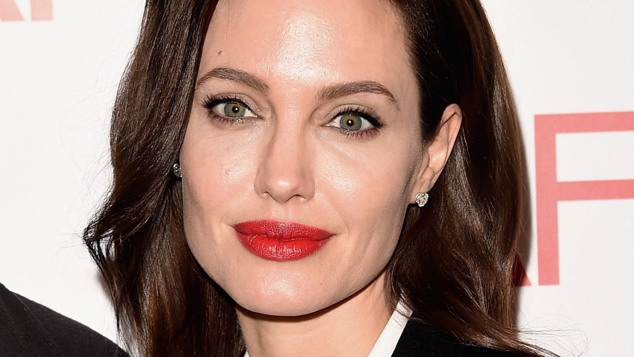 З яскравої брюнетки зірка перевтілилась у блондинку - фото 1