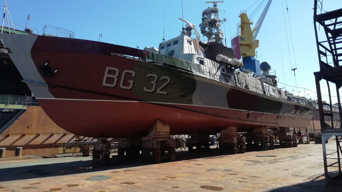 Корабель "Донбас" спустили на воду - фото 1