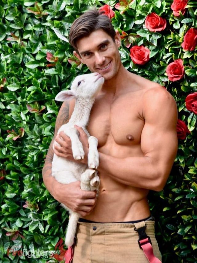 Австралійські пожежні зі звірятами знялися для календаря на 2019 рік - фото 281885