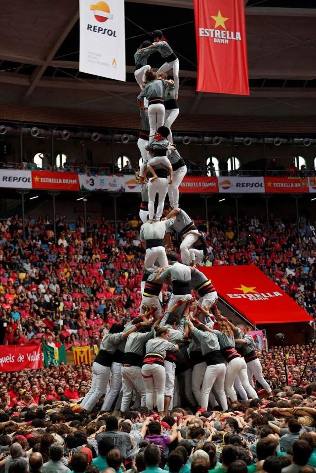 Карколомні знімки з іспанського фестивалю веж з людей- фото 284521