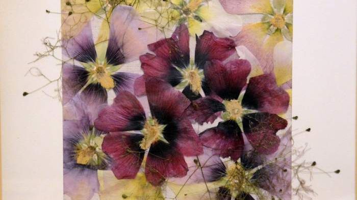 Художники створюють незвичайні картини із засушеного листя