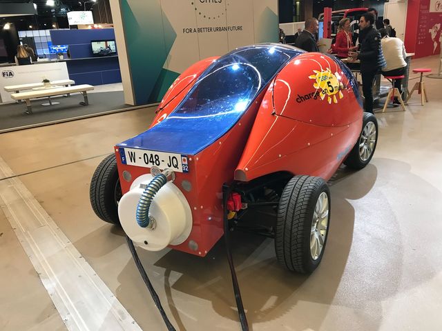 У Парижі презентували незвичайний електрокар-пляшку- фото 280472