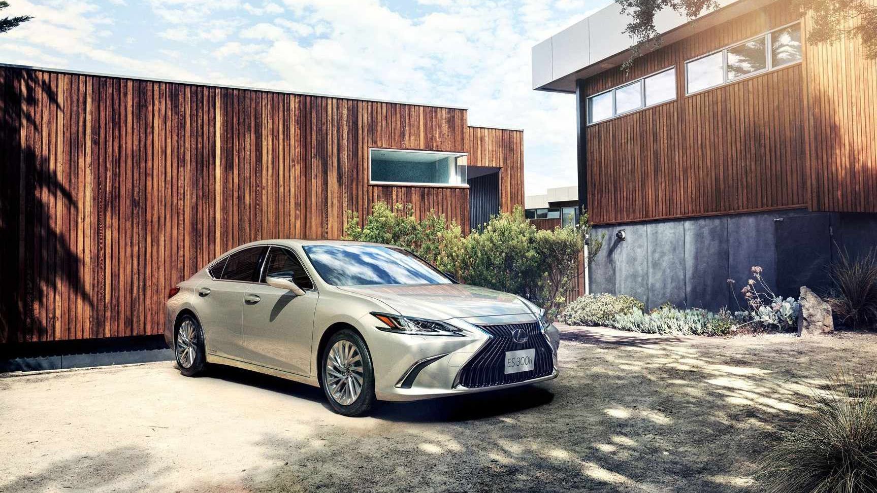 Новий Lexus став першим серійним автомобілем з камерою замість дзеркал