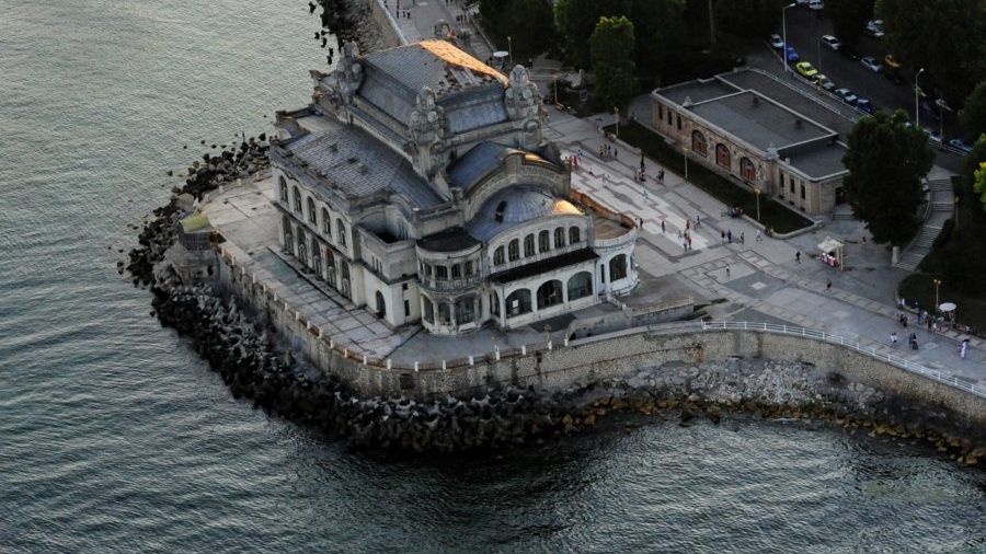 Як в кіно: у мережі показали покинуте казино біля моря