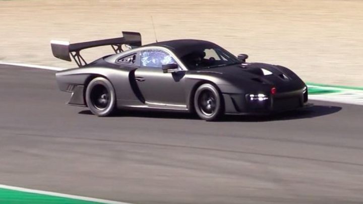 Новий спорткар Porsche 935 випробували  на автодромі: ефектне відео
