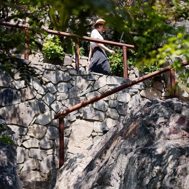 Ідеальний дім у скелі біля океану - фото 282780