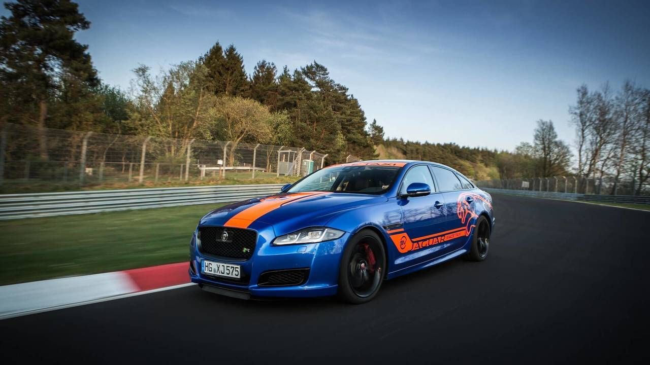 Кожен охочий може проїхатись з професійним гонщиком у Jaguar XE Project 8
