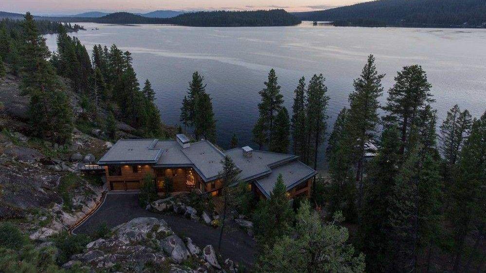 Як виглядає романтичний особняк на кручі біля озера