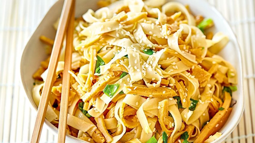 Полярники продемонстрували вплив 60-градусного морозу на локшину