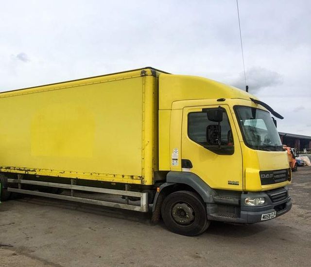 Всередині цієї вантажівки облаштували комфортний будинок - фото 285947