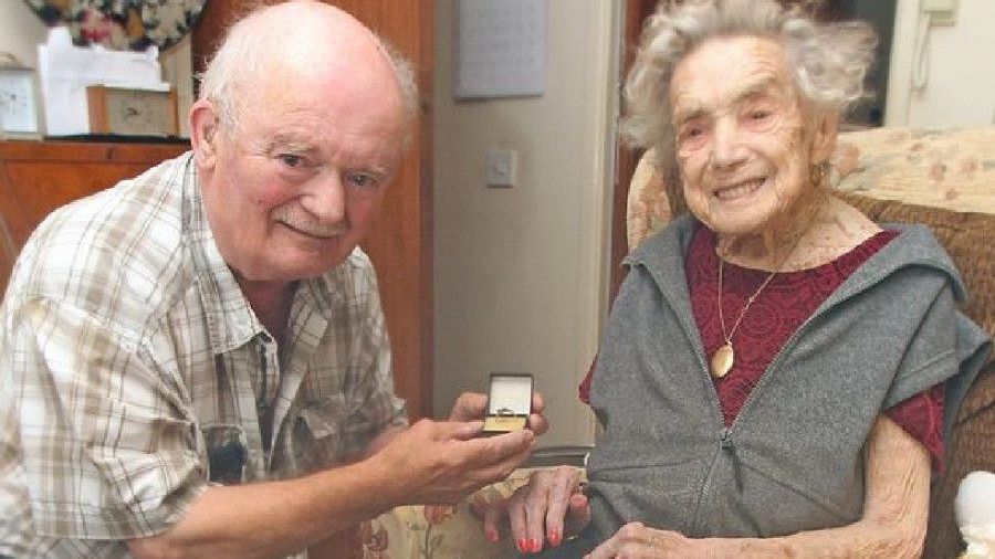 Британка стала нареченою у 100 років: зворушливі фото