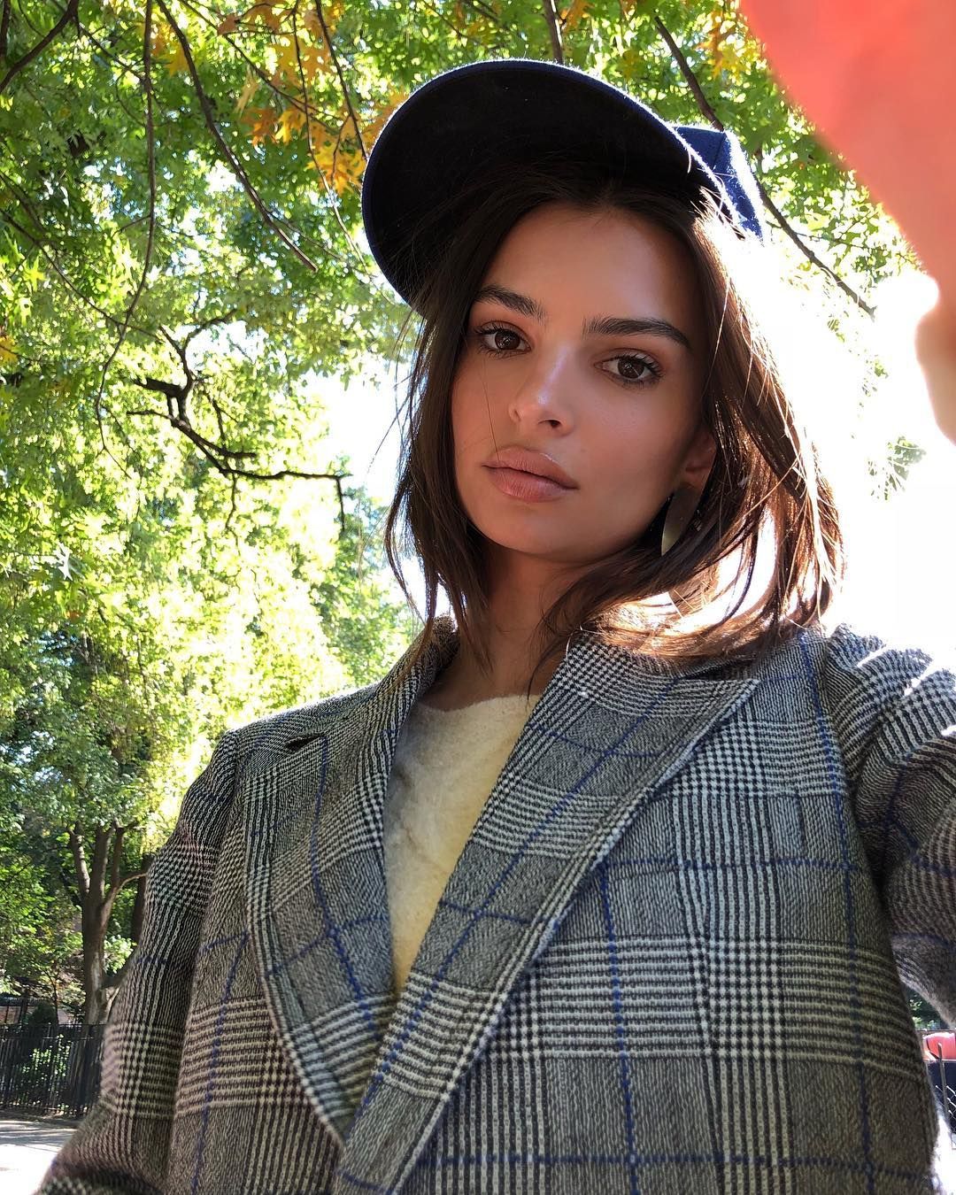 Ратажковскі у короткому светрику прогулялась Нью-Йорком