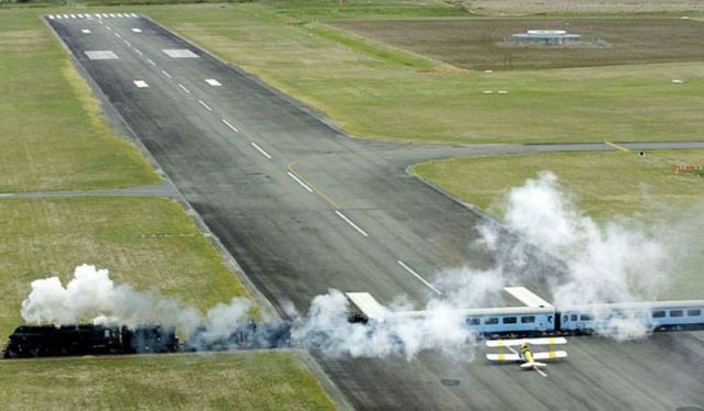 Невеликий аеропорт із залізницею посеред смуги - фото 284084