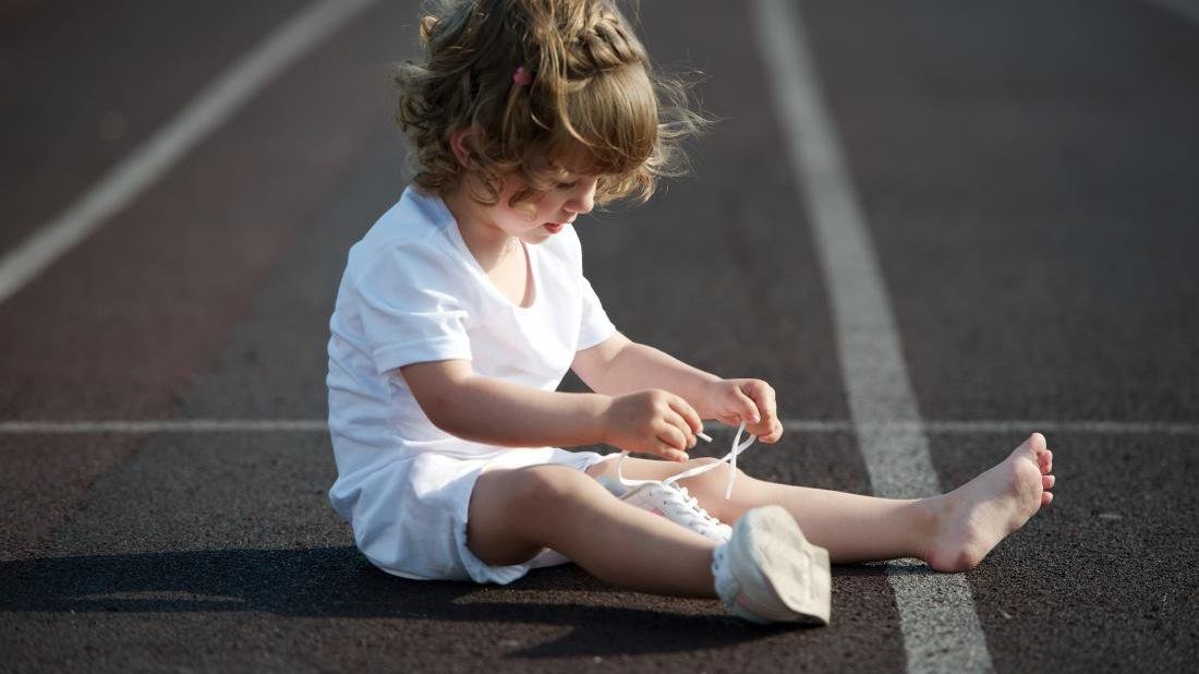 Як навчити дитину зав'язувати шнурівки: прості поради