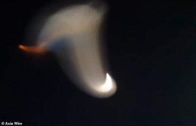 У небі над Пекіном помітили дивний слід: відеофакт