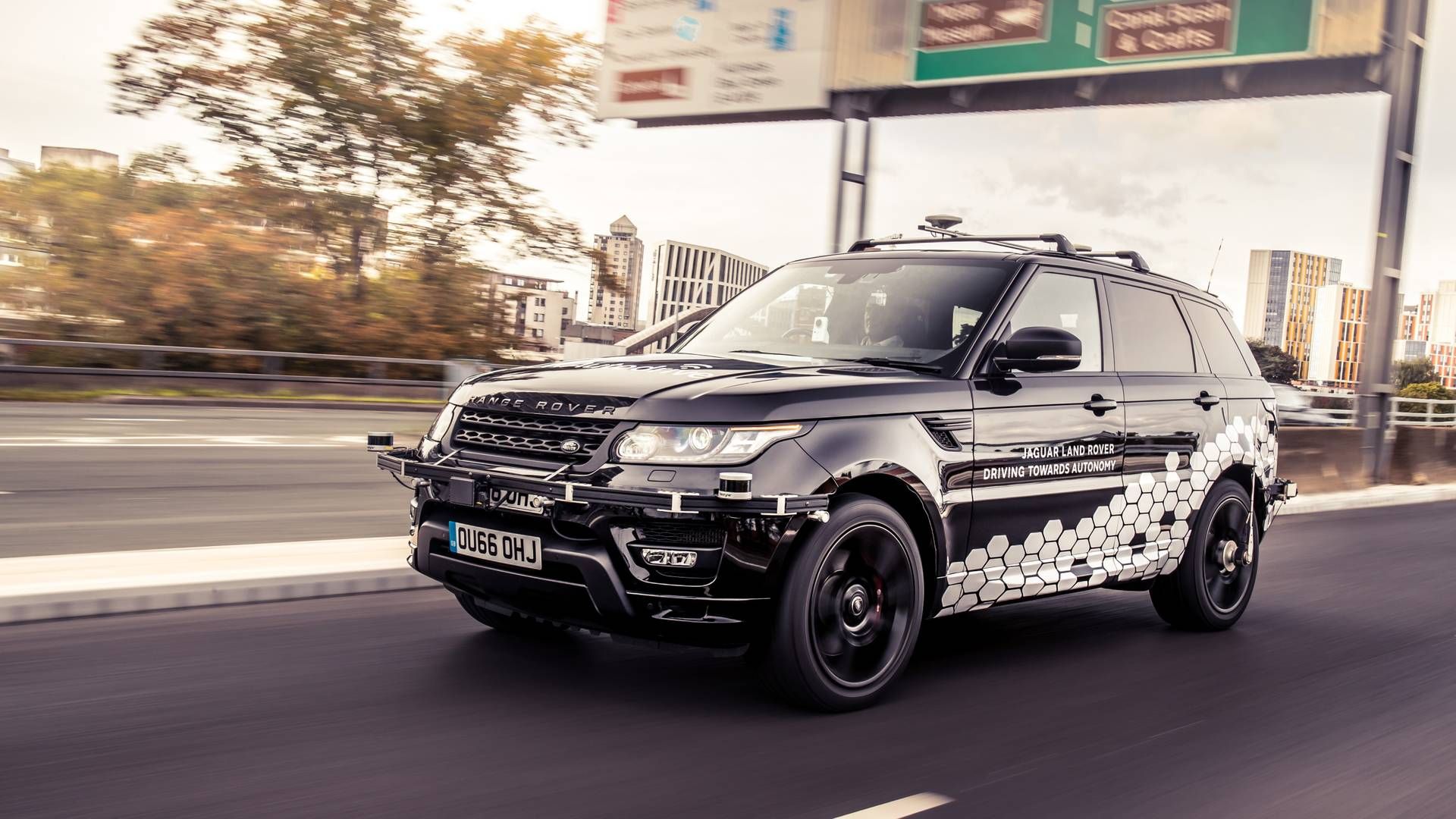 Безпілотний Range Rover проїхав складною дорогою Великобританії