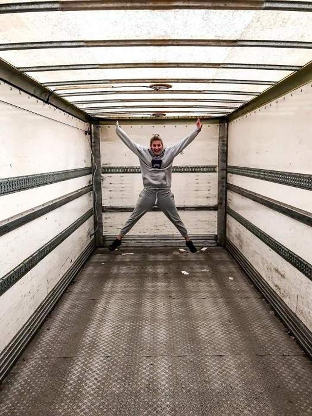 Всередині цієї вантажівки облаштували комфортний будинок - фото 285950