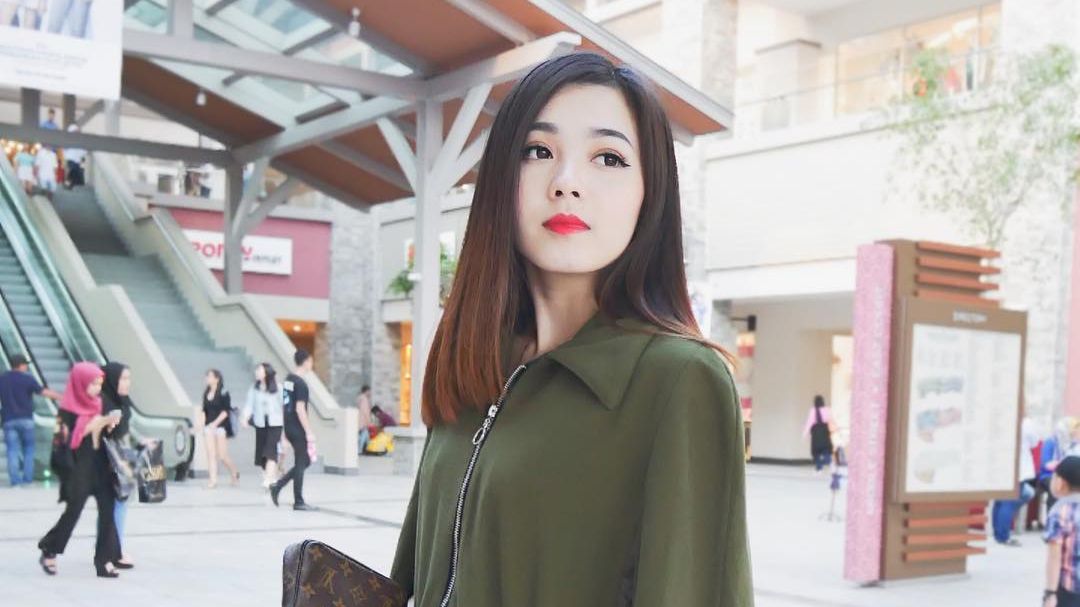 Як виглядає найсексуальніша стюардеса у світі