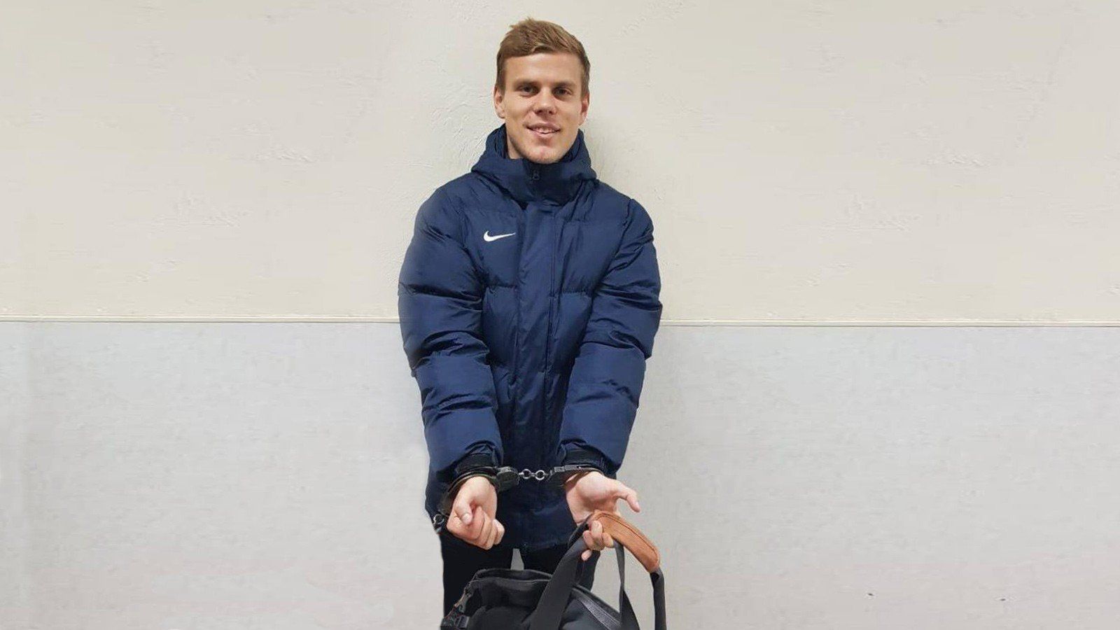 Фото щасливого Кокоріна в наручниках - фото 1