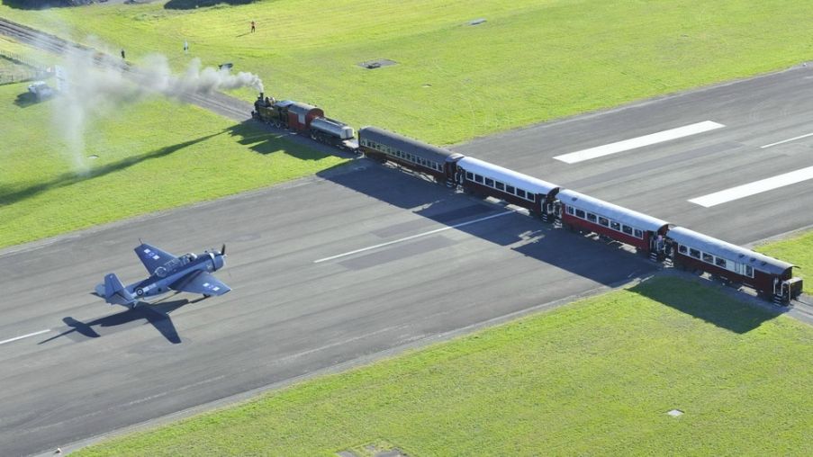 Як виглядає аеропорт із залізницею посеред смуги