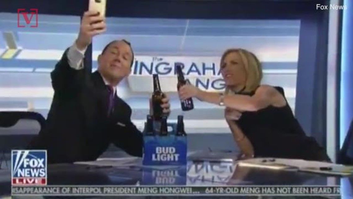 Ведучий у США гепнувся на підлогу, намагаючись зробити селфі